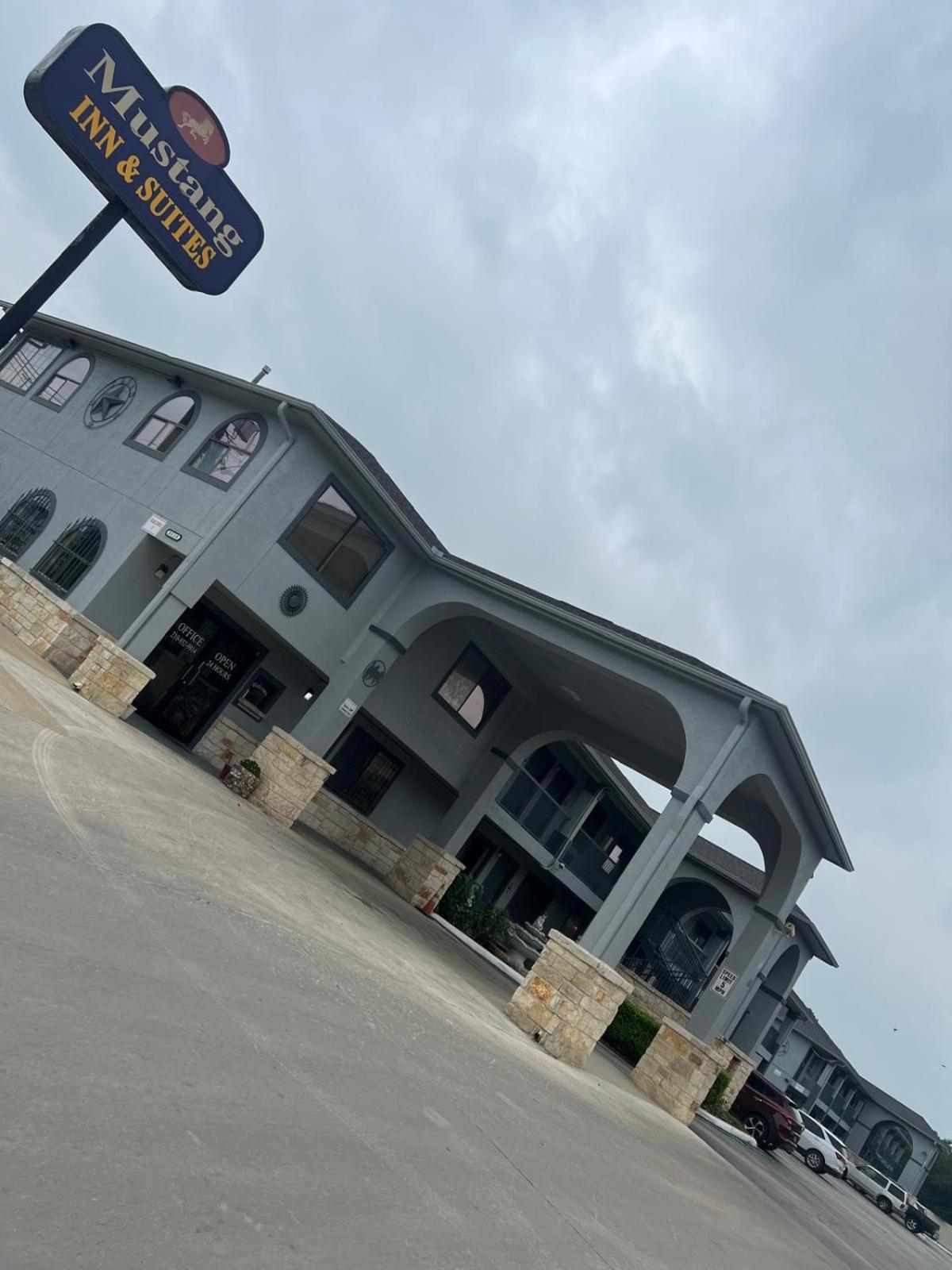 Mustang Inn And Suites ซานอันโตนิโอ ภายนอก รูปภาพ
